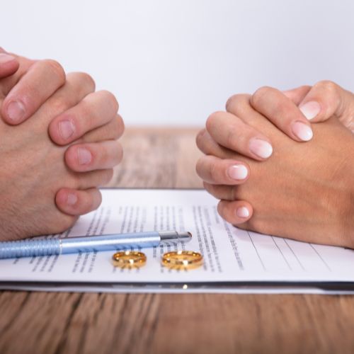 張珮琪律師，台中、彰化、南投、苗栗推薦律師。專精家事離婚、子女監護權、扶養費、保護令、遺產遺囑、車禍、仲介糾紛、房屋漏水、不動產案件推薦律師。台中、彰化、南投、苗栗免費法律諮詢。提供律師函、存證信函、企業法律顧問服務。特質為專業、耐心、細心。