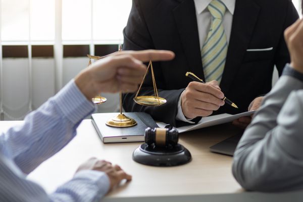 張珮琪律師，台中、彰化、南投、苗栗推薦律師。專精家事離婚、子女監護權、扶養費、保護令、遺產遺囑、車禍、房屋漏水、不動產案件推薦律師。台中、彰化、南投、苗栗免費法律諮詢。提供律師函、存證信函、企業法律顧問服務。特質為專業、耐心、細心。