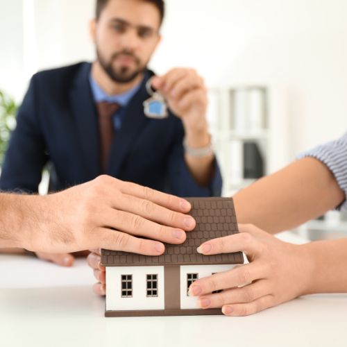 張珮琪律師，台中、彰化、南投、苗栗推薦律師。專精家事離婚、子女監護權、扶養費、保護令、遺產遺囑、車禍、仲介糾紛、房屋漏水、不動產案件推薦律師。台中、彰化、南投、苗栗免費法律諮詢。提供律師函、存證信函、企業法律顧問服務。特質為專業、耐心、細心。