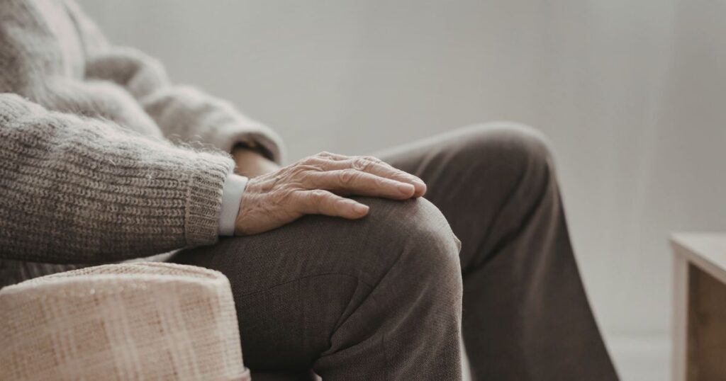 台南家事律師張珮琪律師協助處理失智長輩遭偷偷過戶與監護宣告程序