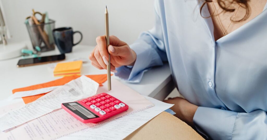 南投家事律師推薦|父母從小拋家,多年後我卻被社會局追討長照費?解析「免除扶養義務」3大重點 南投家事律師張珮琪律師協助處理社會局安置費用與免除扶養義務訴訟